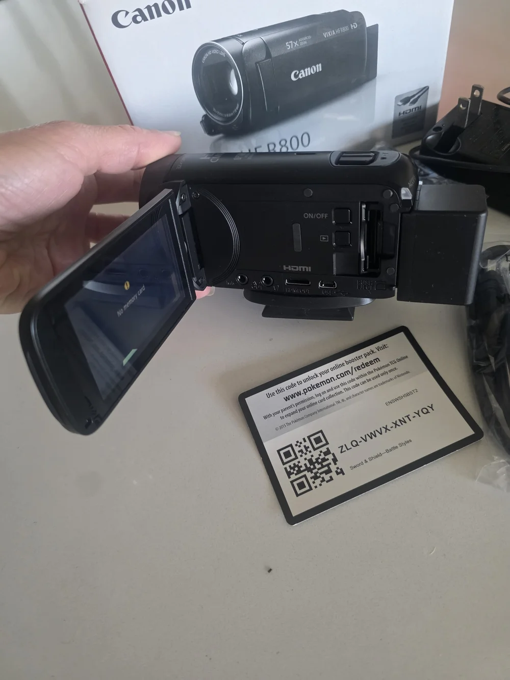 Canon VIXIA HFR800 Black and Red Retail Box